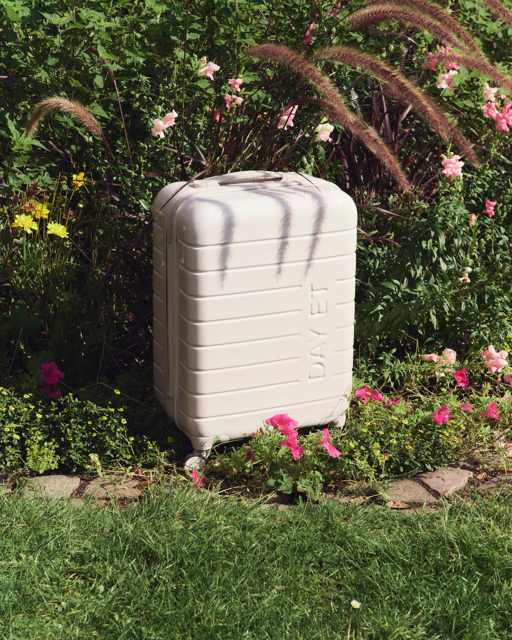 Small 20" Tonal Logo Kabinresväska