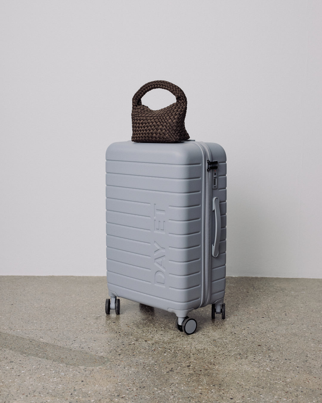 Medium 24" Tonal Logo Check-In Kuffert